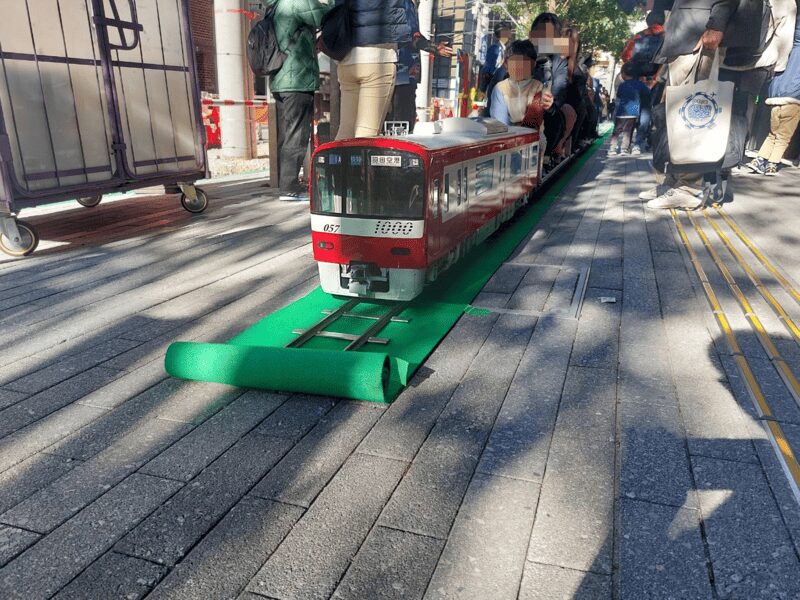 東急電鉄では乗れるミニ電車を展示していました。