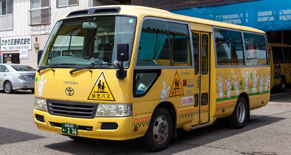 ひかり交通株式会社のスクールバス