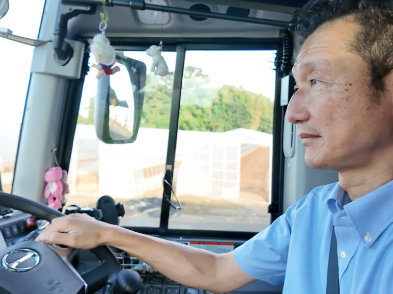 株式会社ジョイフル観光のベテラン運転手。運転中の写真。