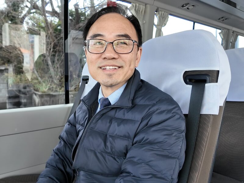 インタビューを受ける金本さん