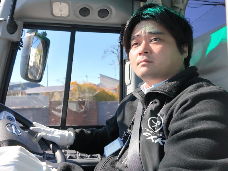 深谷観光バスの砂沢運転手
