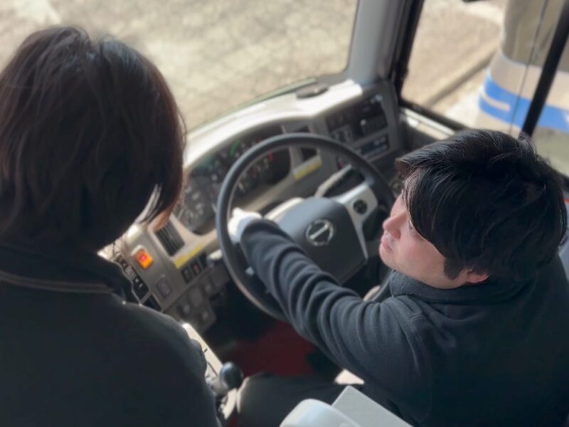 指導中の砂沢運転手