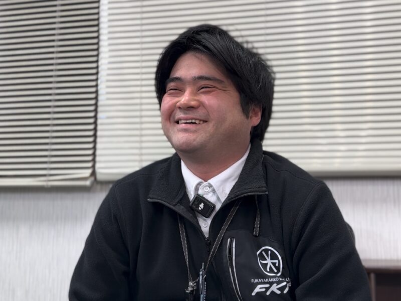 インタビューを受ける砂沢運転手