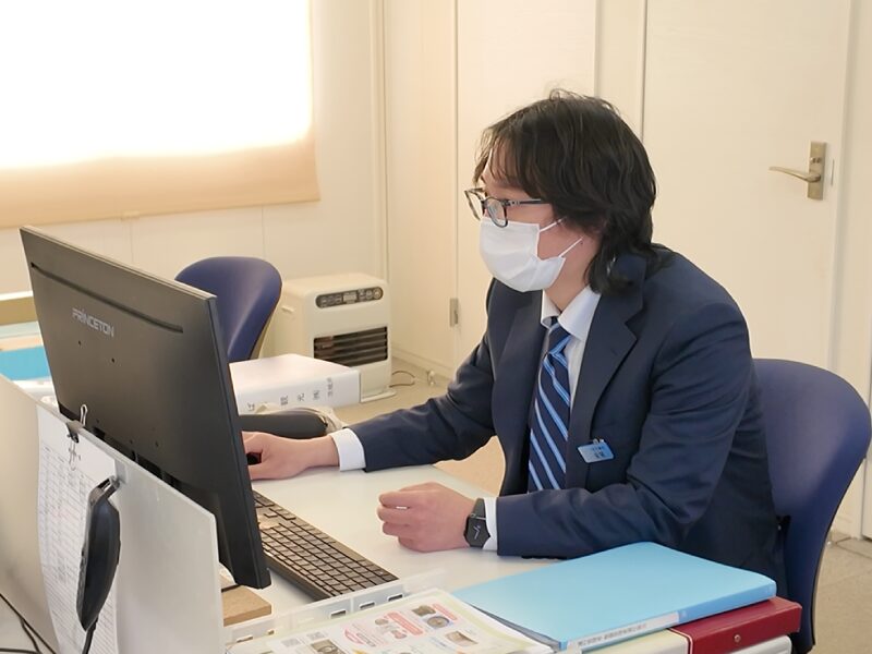 デスクワーク中の安見運転手